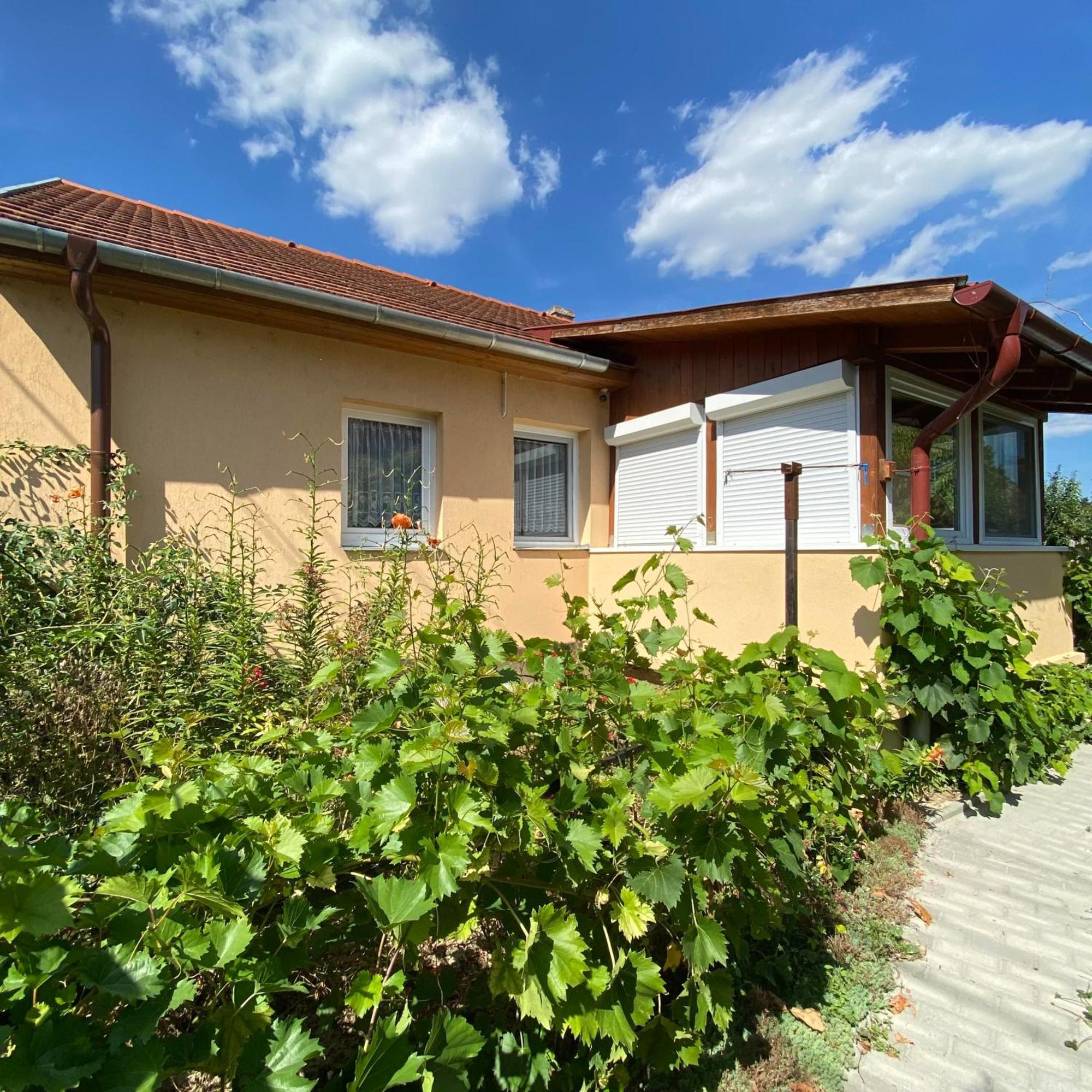 Perla Vendeghaz Igal Appartement Buitenkant foto